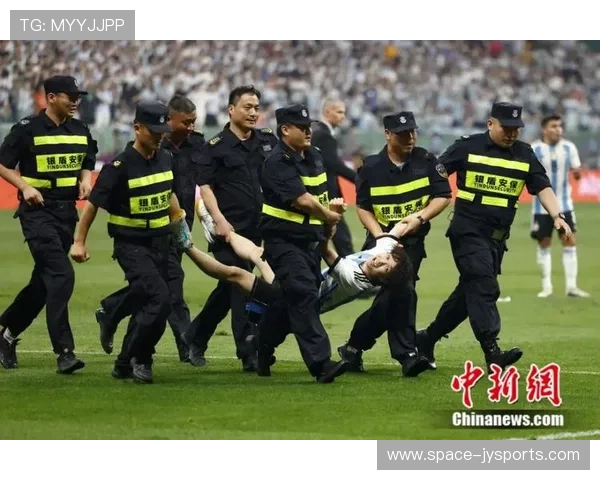 小球迷闯入场地与巴黎球员击掌,被安保带离 小球迷闯入场地与巴黎球员击掌,被安保带离