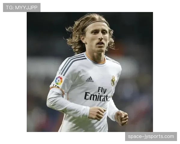 特写：37岁老将莫德里奇在三月密集赛程中替补登场后稳定军心的作用。